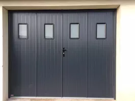 porte de garage 4 battants avec hublots dépoli gris anthracite RAL 7016 à Lamballe  22400