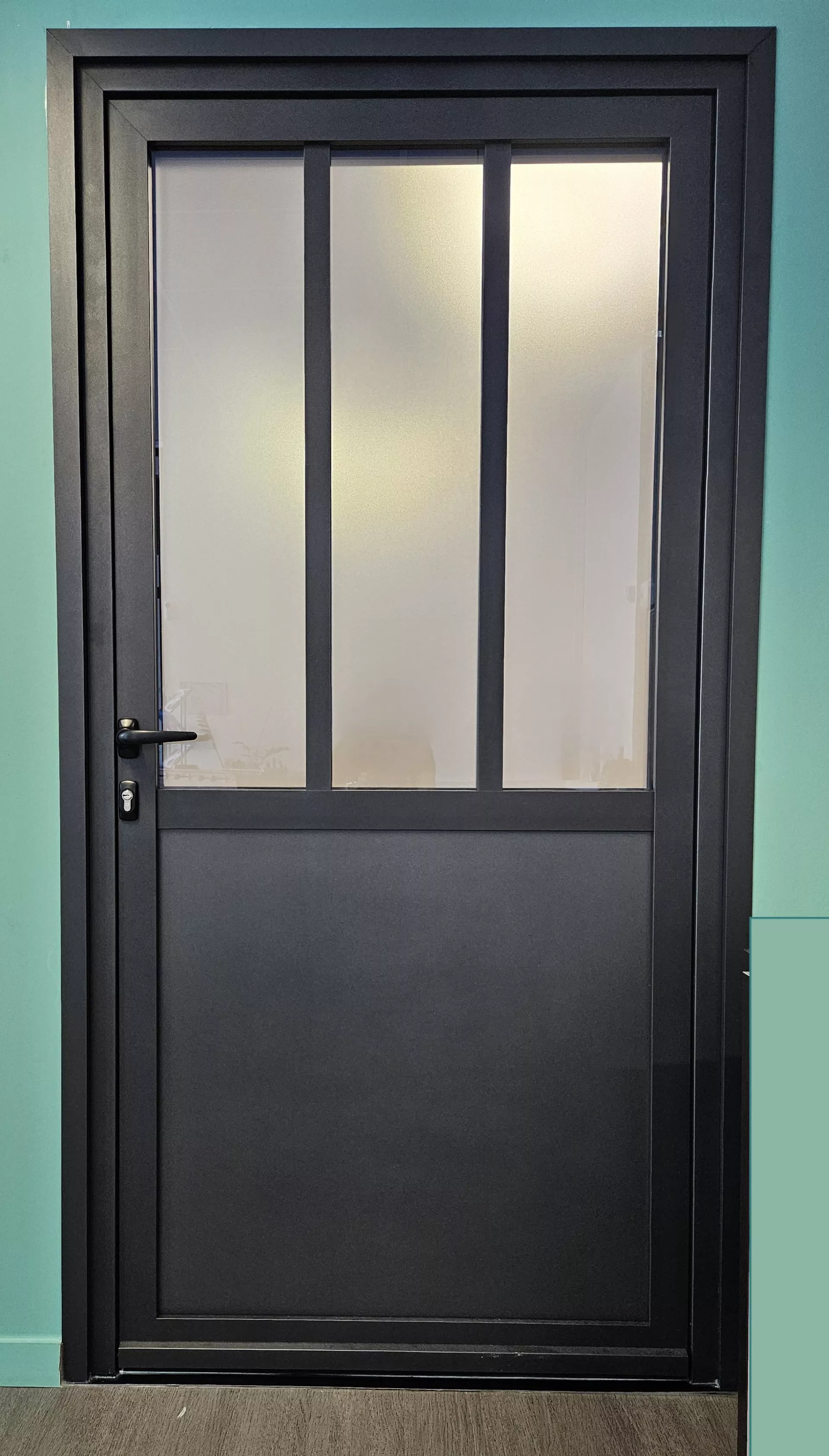 Porte modèle indus 1 vitrage dépoli noir sablé RAL2100 à Loudéac 22600