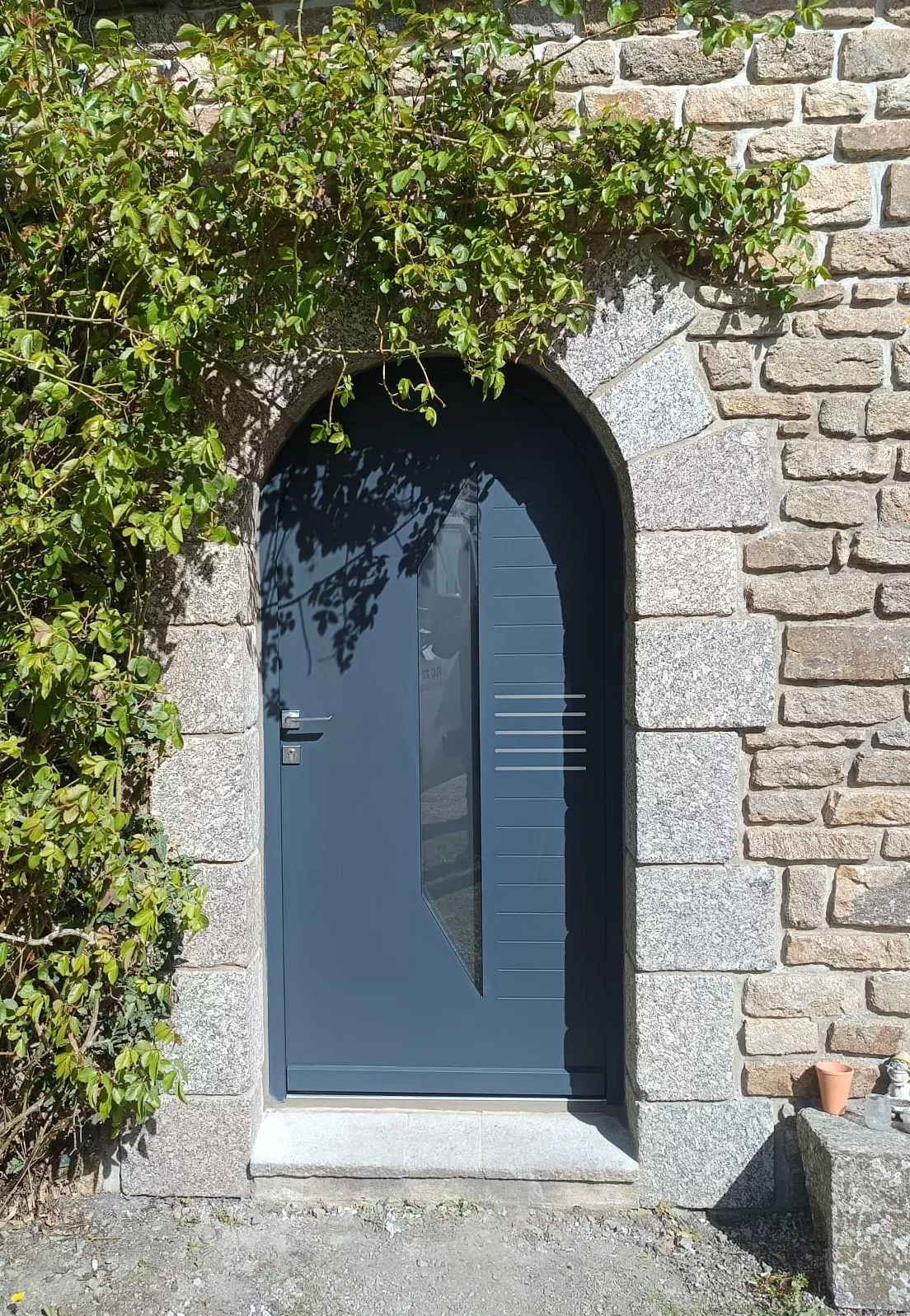 Porte d'entrée Monalu Alto avec inserts alu et  contre dormant cintré à Quintin