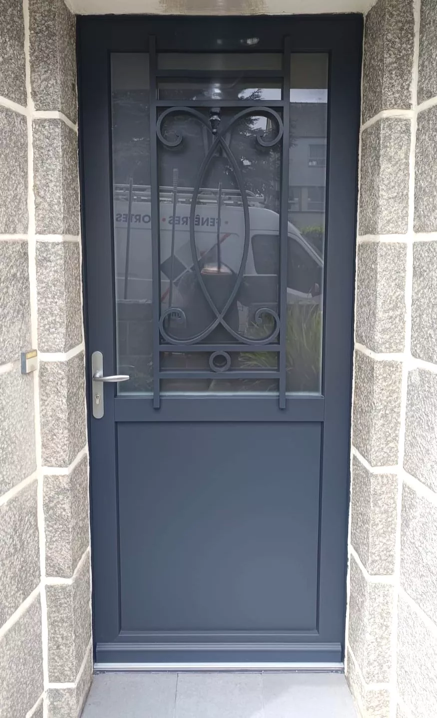 porte classique créative avec grille gris anthracite RAL 7016 à Corlay 22320
