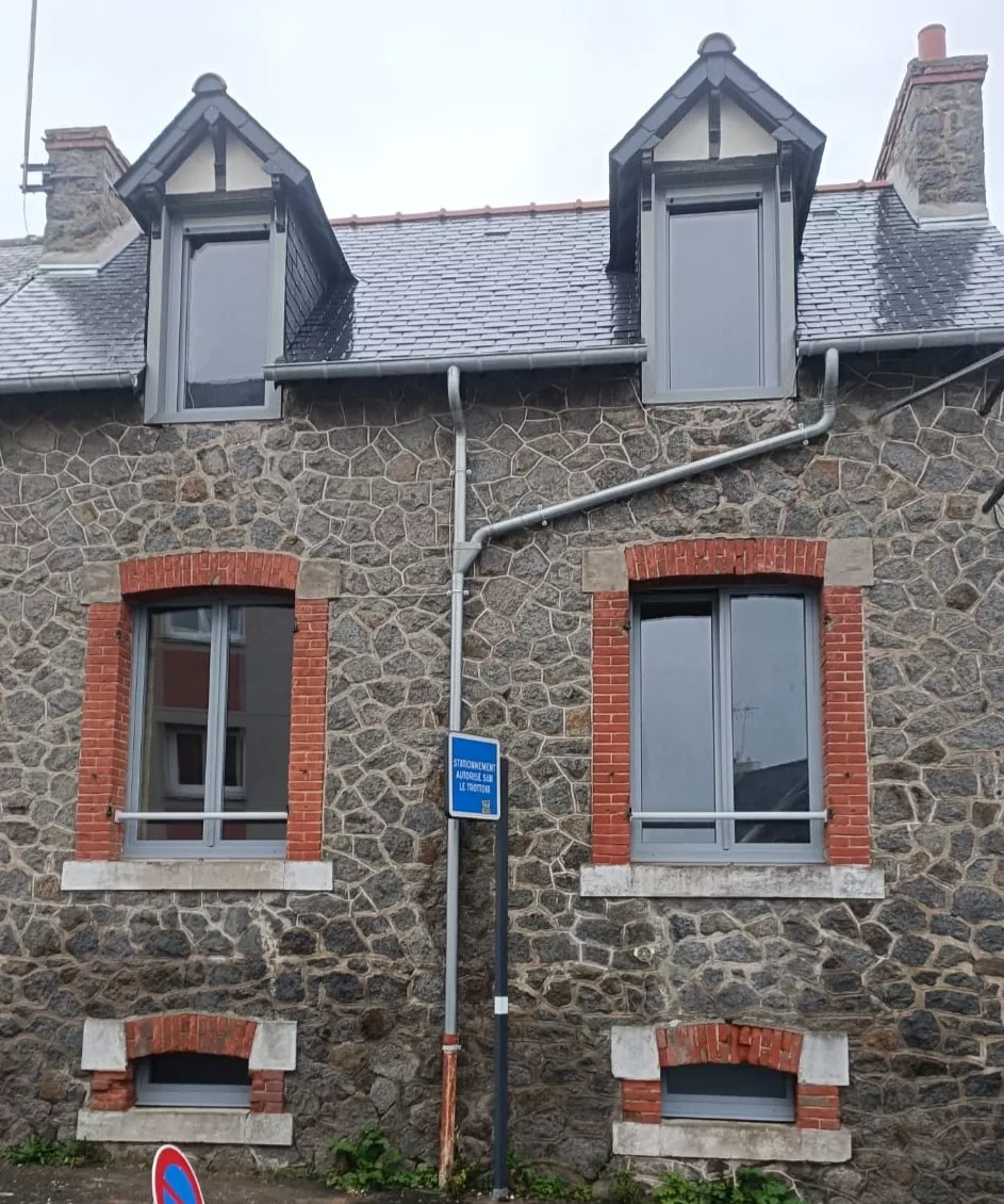 Fenêtre un vantail avec oscillo-battant PVC Style plaxée gris argent à Saint Brieuc 22000