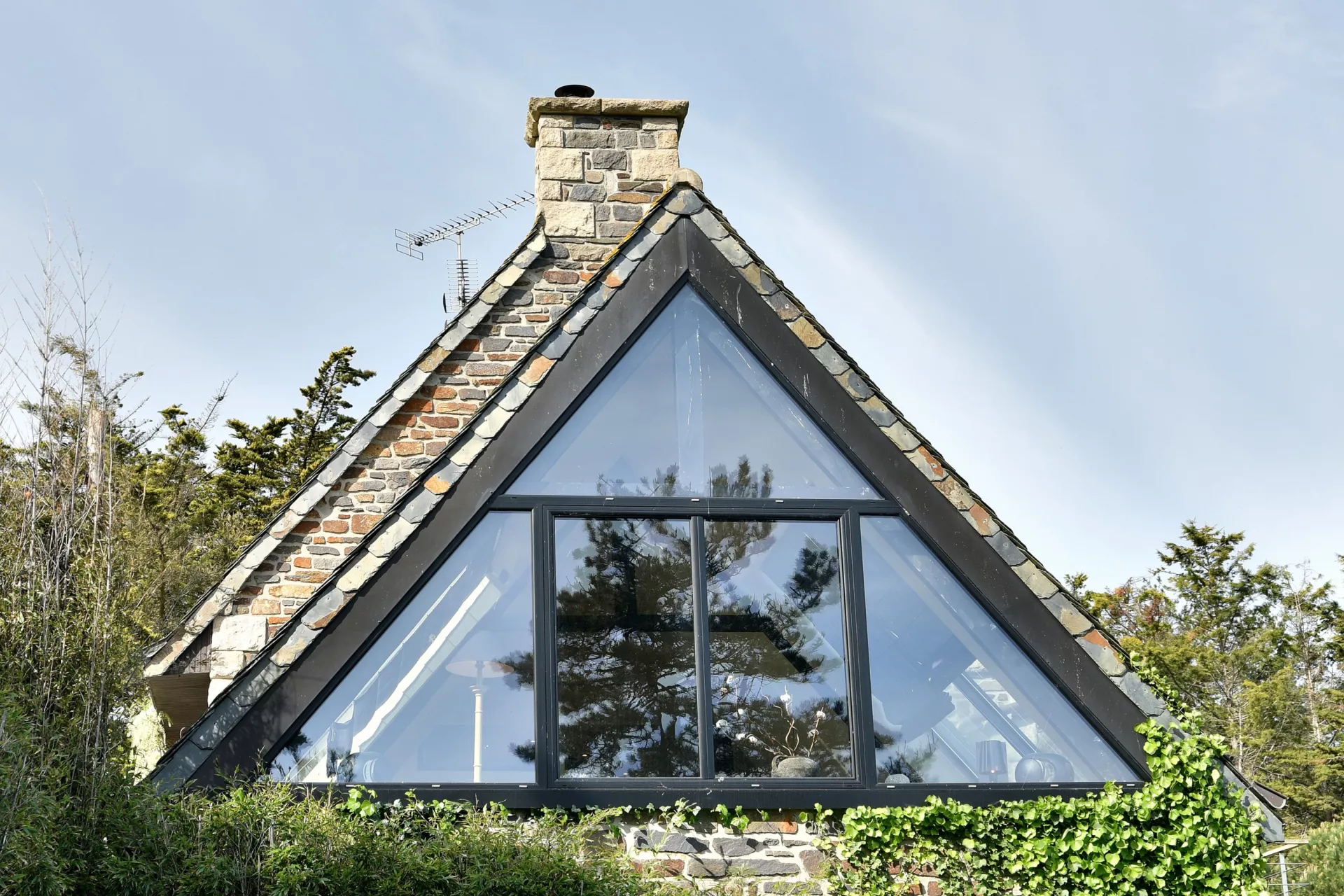 Fenêtre au centre d'un ensemble triangulaire en aluminium RAL9005 à Pléneuf Val André