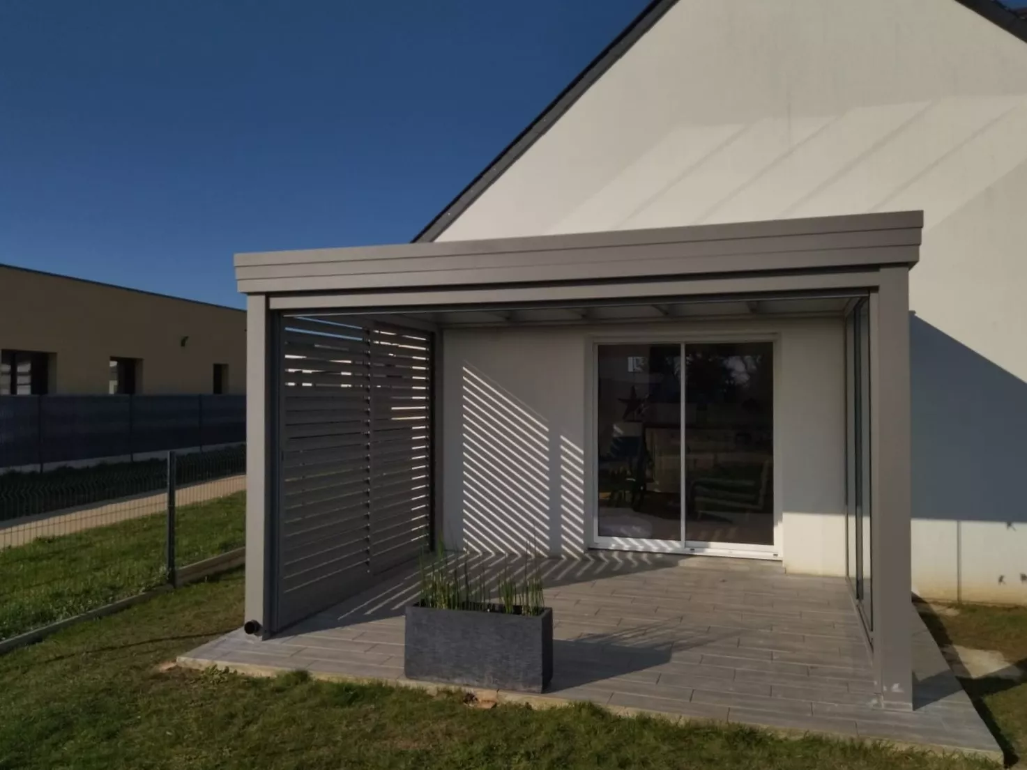 Pergola RAL 9007 toiture fixe, panneau alu brise vue, store screen motorisé à Plérin