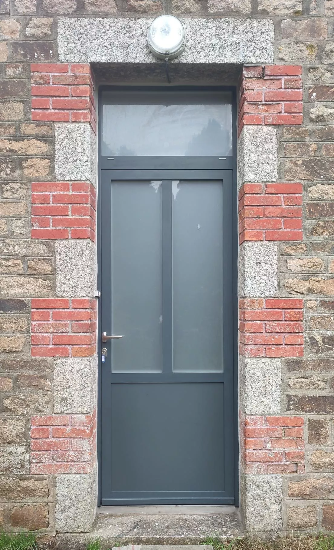 Porte d'entrée classique 2 semi vitrée avec vitrage dépoli et imposte à Lamballe