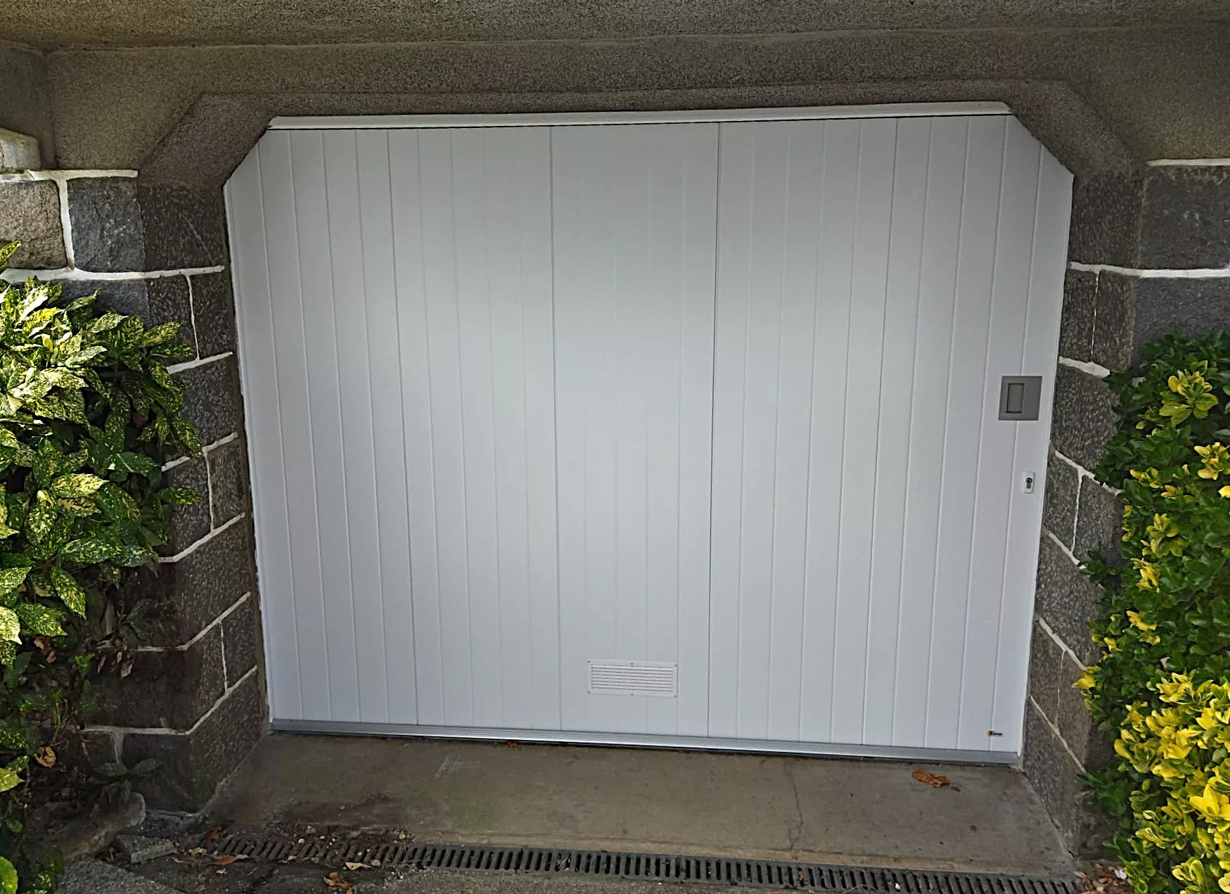 Porte de garage sectionnelle latérale blanche à Saint-Brieuc