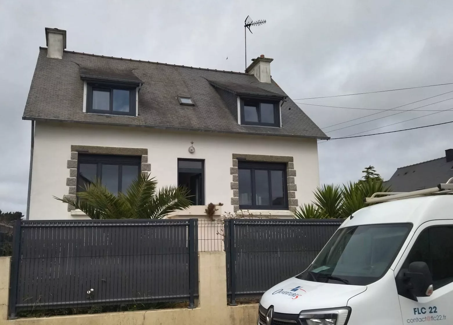 fenêtres avec volet monobloc PVC Referens gris anthracite RAL 7016 à Plouha 22580