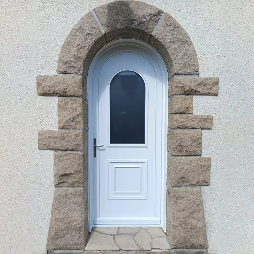 Porte d'entrée blanche cintrée vitrage dépoli modèle Toscane Saint-Rieul