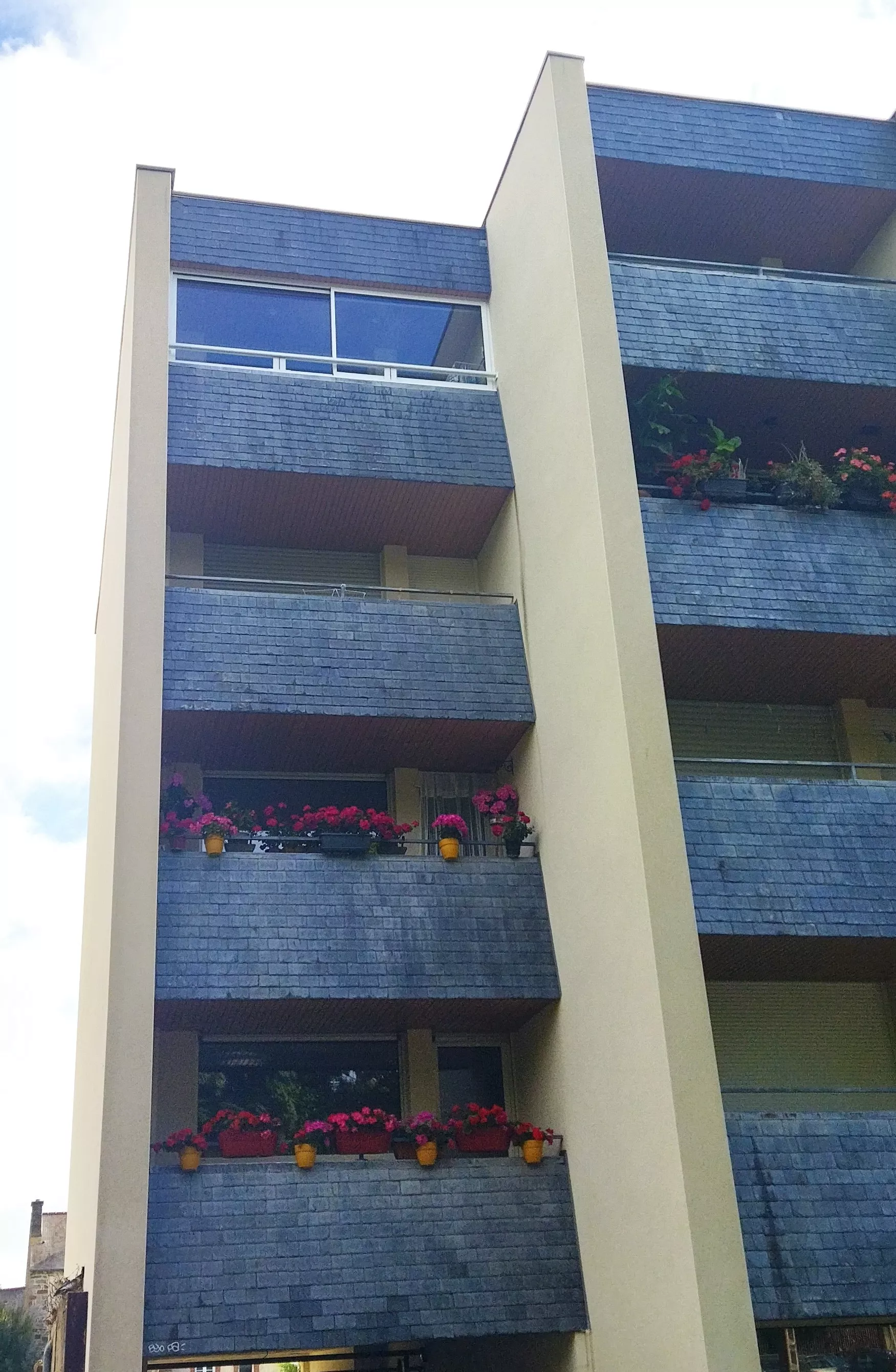 fermeture loggia de balcon d'un appartement avec un coulissant aluminium blanc à Erquy