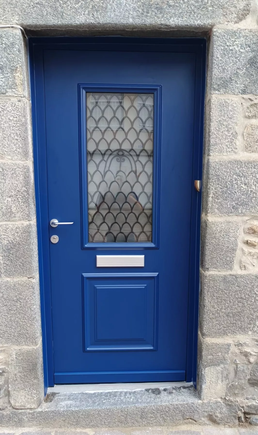 Porte d'entrée Monalu Calabre avec grille écaille et macaron + passe-lettres inox RAL 5003 Saint Quay Portrieux