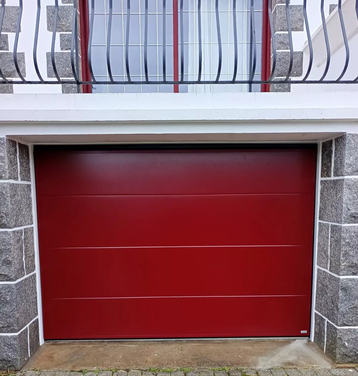 Porte de garage basculante motorisée rouge pourpre Comboos MOOS à Ploufragan