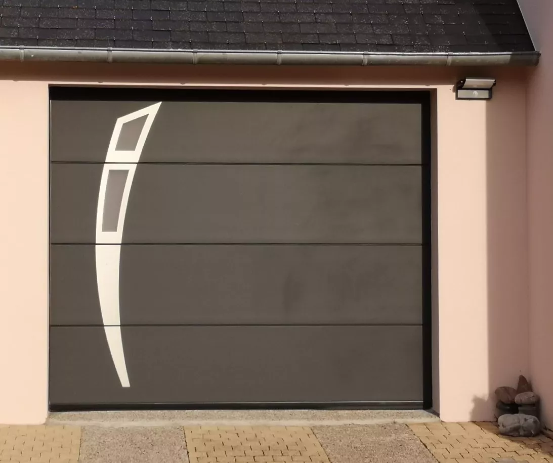 Porte de garage sectionnelle plafond motorisée avec hublot Alunox à Planguenoual