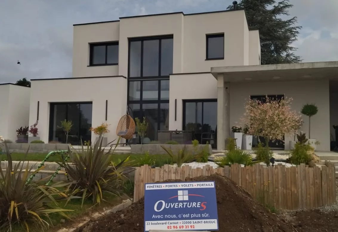 maison complète avec mur rideau, coulissants, fenêtres en aluminium noir RAL 9005 à Plaintel 22940