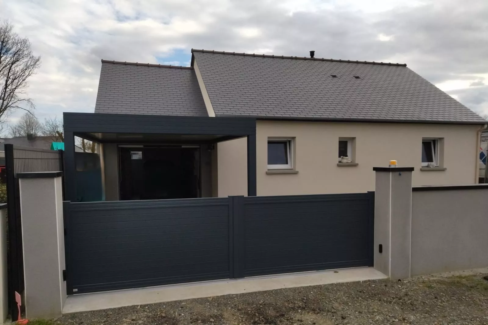 Carport en aluminium gris anthracite à Lamballe