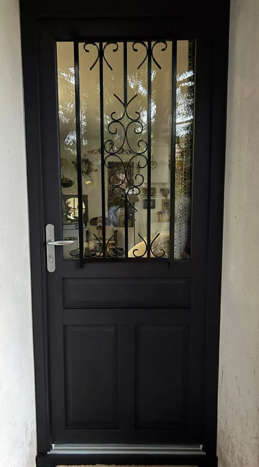 Porte Classique noire avec grille Léa et vitrage clair à Guingamp