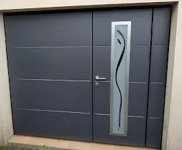 Porte de garage MOOS Basculante avec hublot sérigraphié Alunox Signature à Binic 22520
