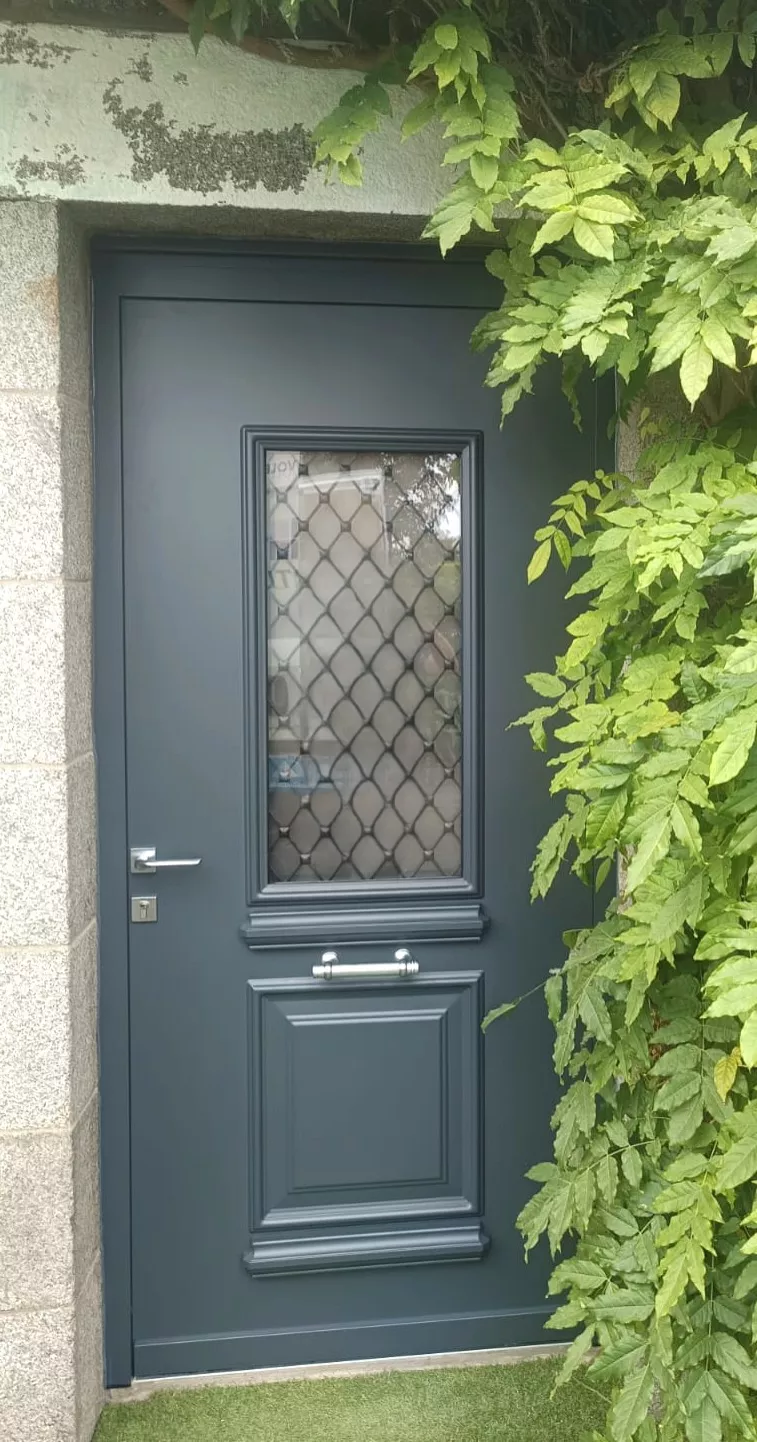 porte d'entrée aluminium modèle Divine avec grille écaille et barre de tirage à Plélo