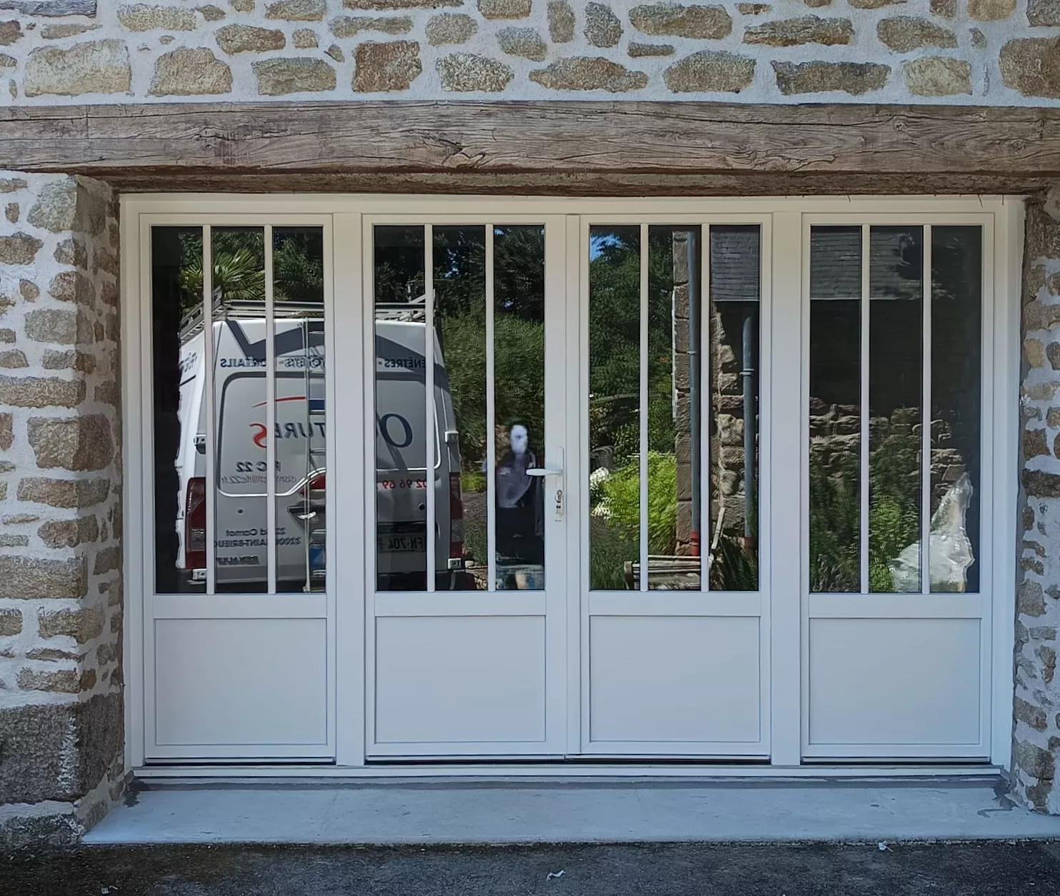 Porte fenêtre avec 2 parties fixes et 2 ouvrants en PVC blanc gamme Référens - Hénon 22150