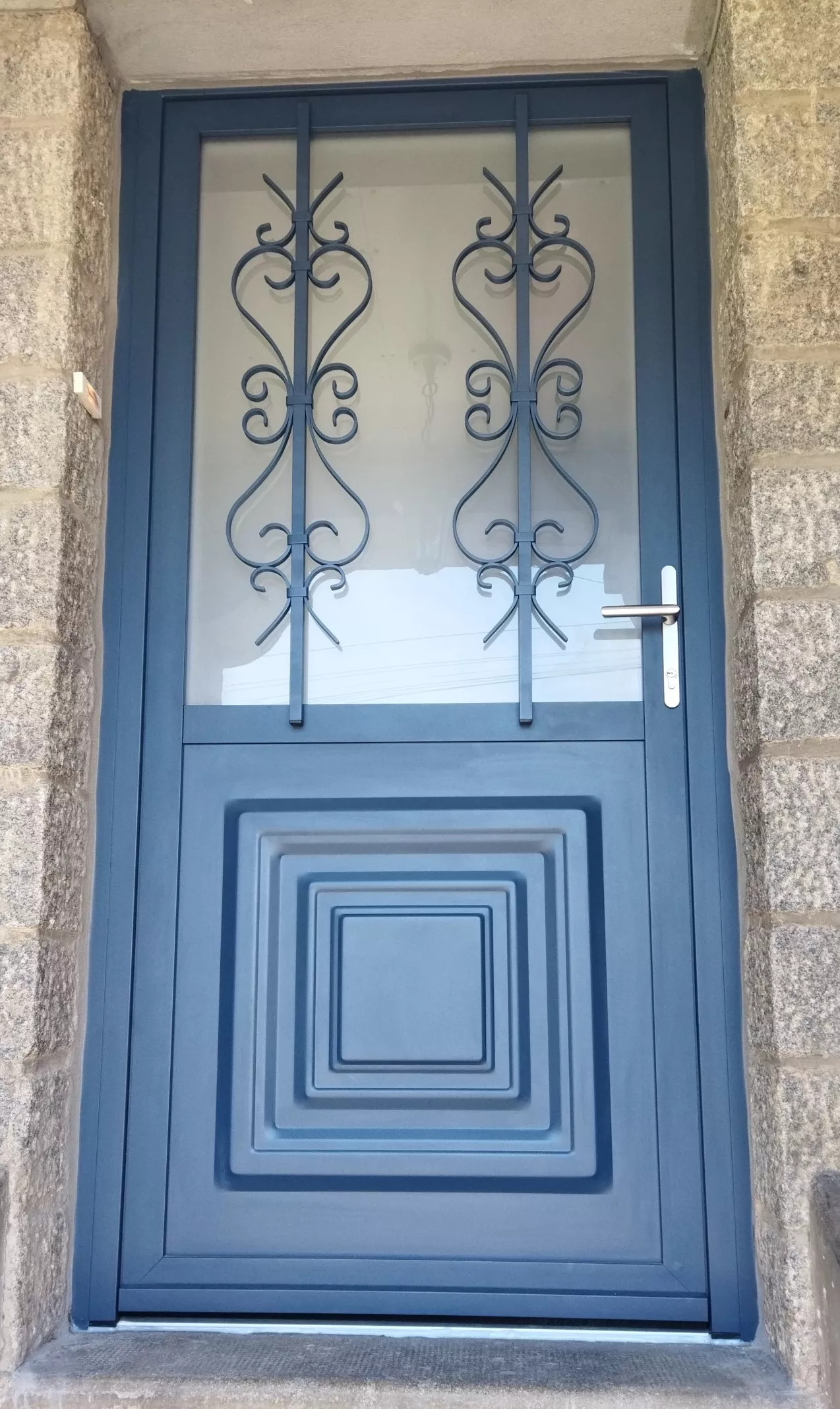 Porte modèle créative avec grille double Elsa en bleu sablé RAL2700 à Saint Brieuc 22000