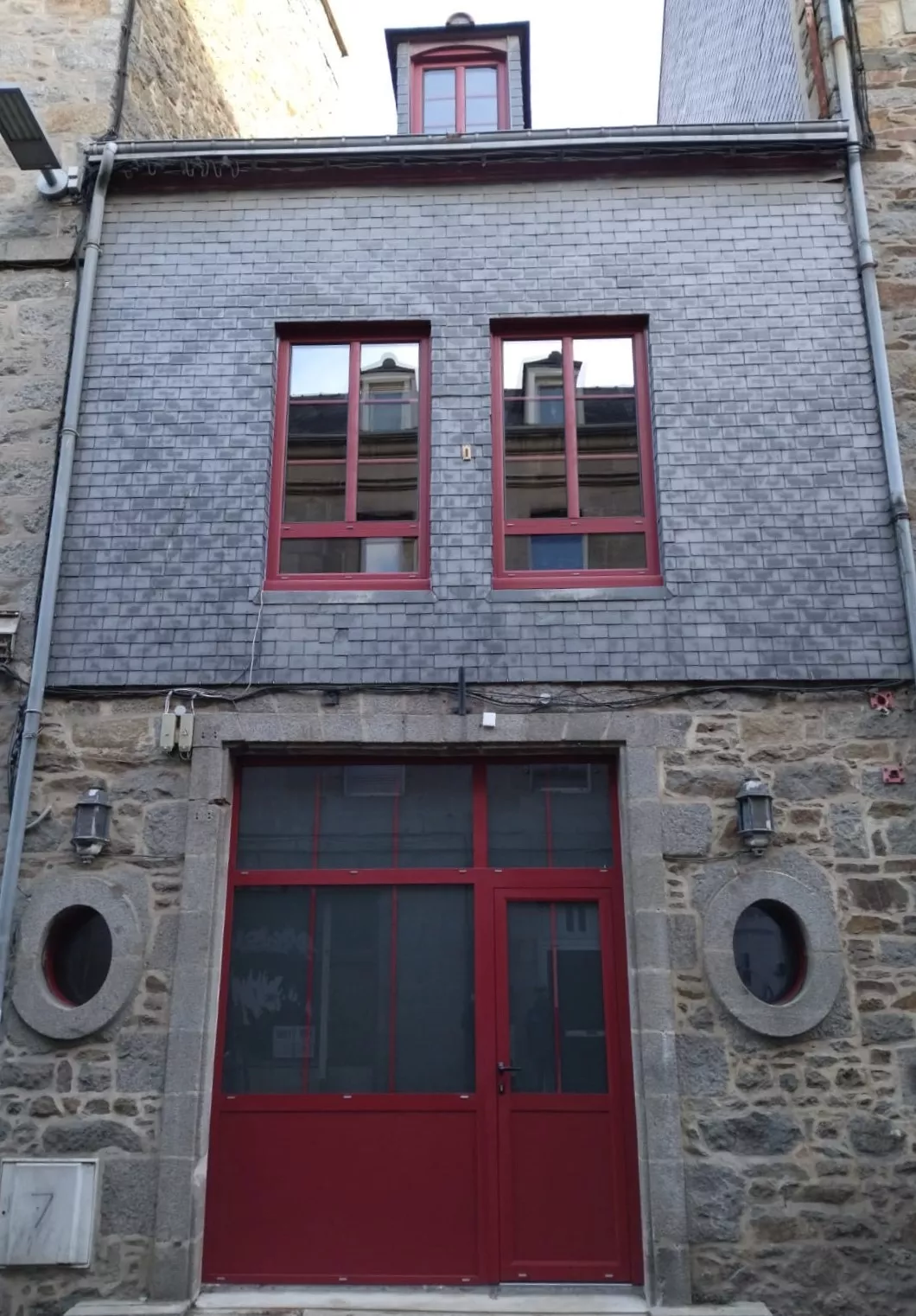 Façade fenêtres et porte en rouge RAL 3004 à Saint-Brieuc