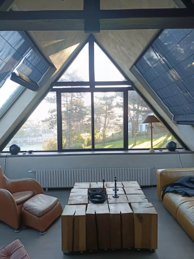 baie triangle en aluminium noir RAL 9005 à Pléneuf Val André – OuvertureS