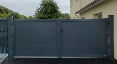 Portail aluminium plein  battants gris anthracite à Trégueux – OuvertureS