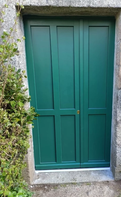 Porte d'entrée bois à Quintin – OuvertureS