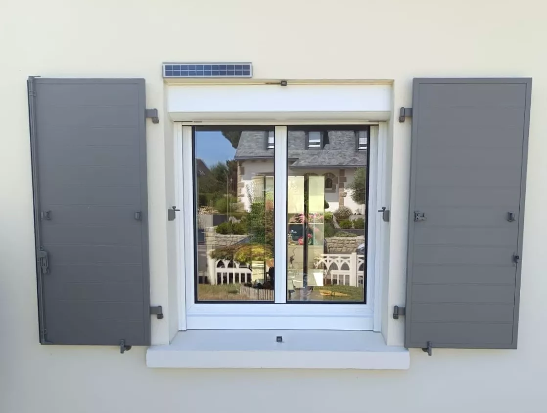 Volets roulants solaire et volets battants pleins gris RAL7039